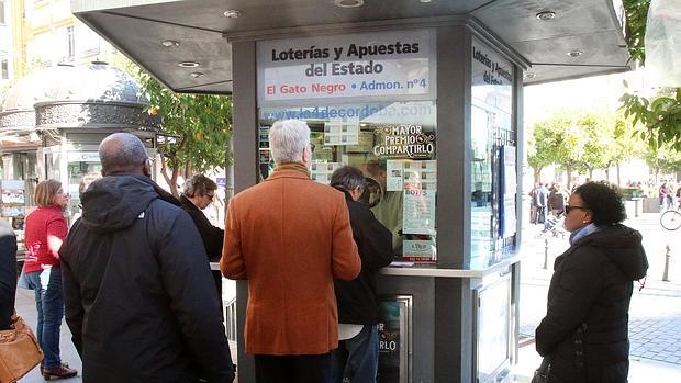 Gente comprando billetes de Lotería de Navidad en Córdoba