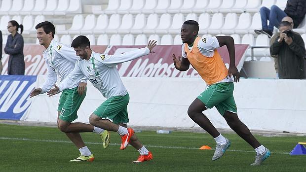 Bijimine, en un entrenamiento con el primer equipo del Córdoba