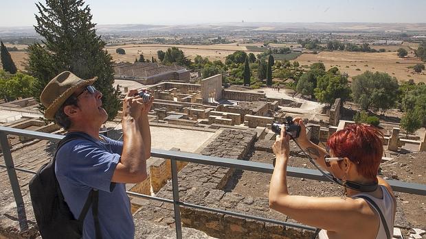 Turistas en el yacimiento de Medina Azahara de Córdoba