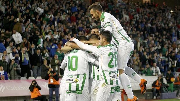 Los jugadores del Córdoba celebran un gol