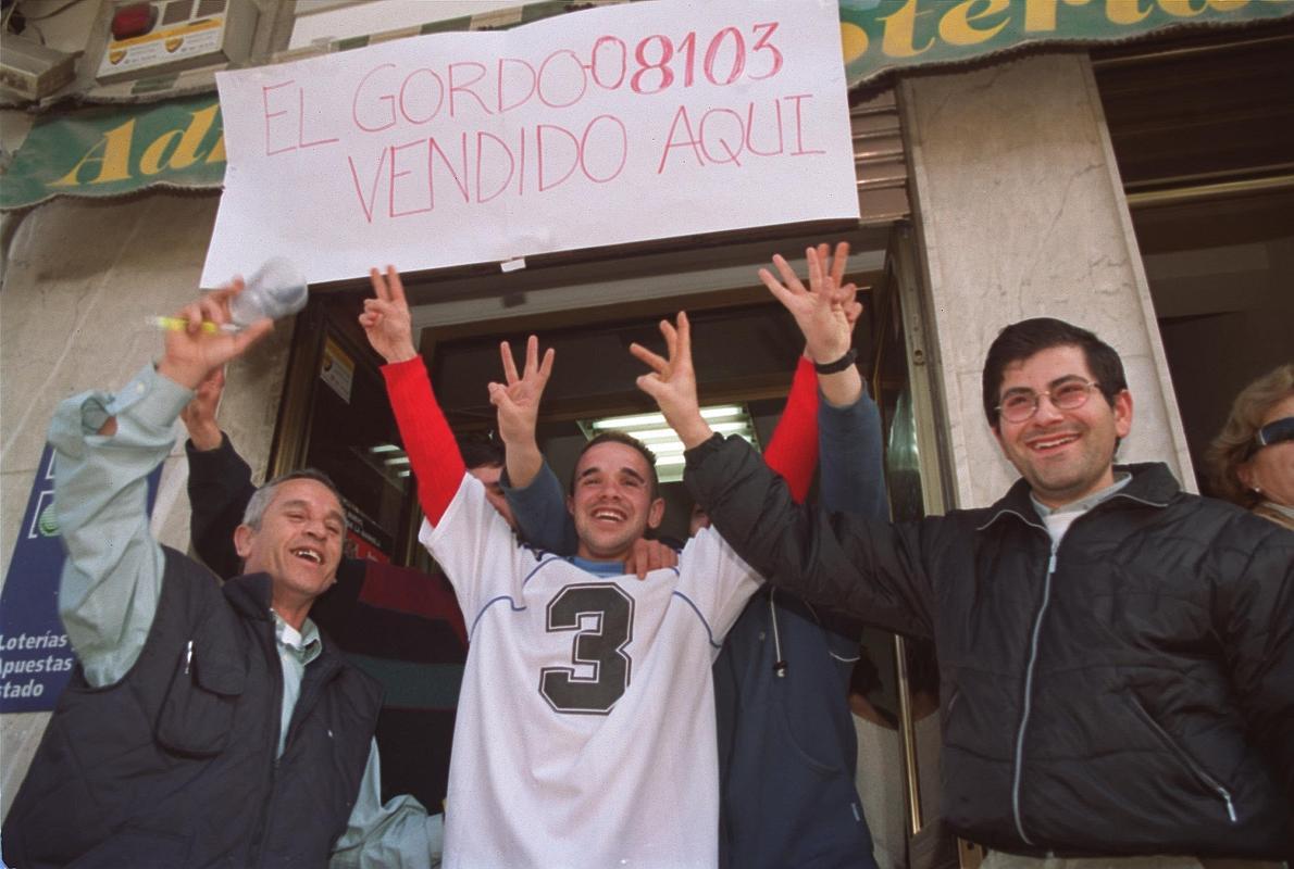 Celebración en Lucena del primer Gordo en euros, en 2002