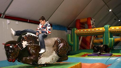 Un niño en una carpa de juegos