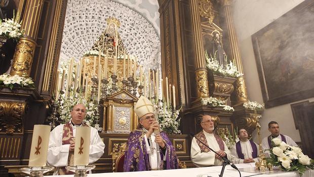 El obispo oficiando misa en la iglesia de los Dolores