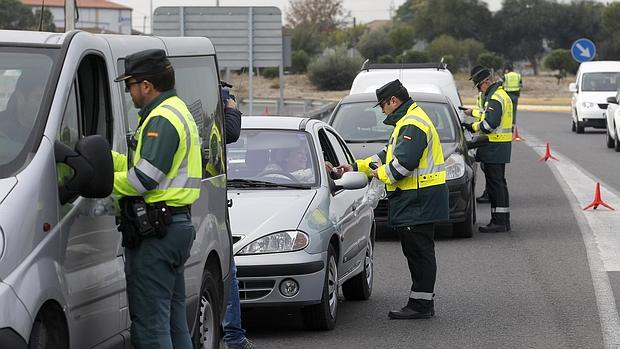 Agentes durante un control de alcoholemia