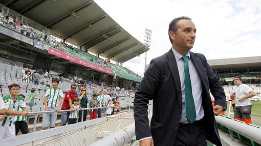 José Luis Oltra, saliendo al terreno de juego