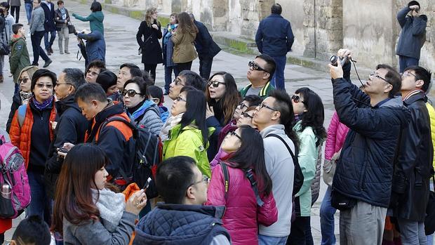 Un grupo de turistas japoneses, ayer, en el Patio de los Naranjos