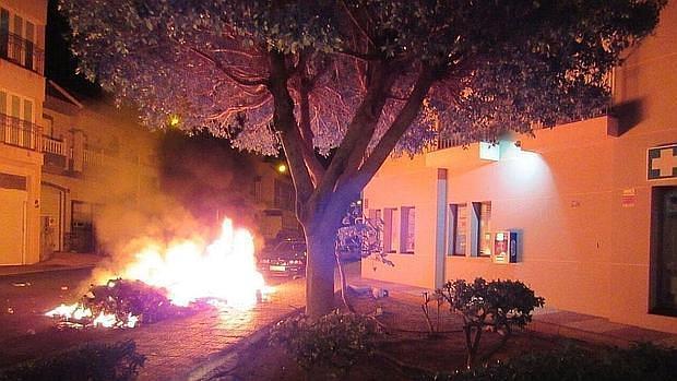 Fuego en una de las calles de Roquetas de Mar