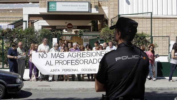 Concentración a las puertas de un instituto de Córdoba tras una agresión