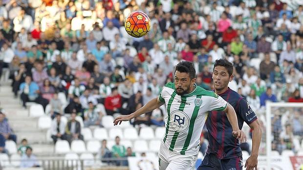 Héctor Rodas despeja un balón en El Arcángel