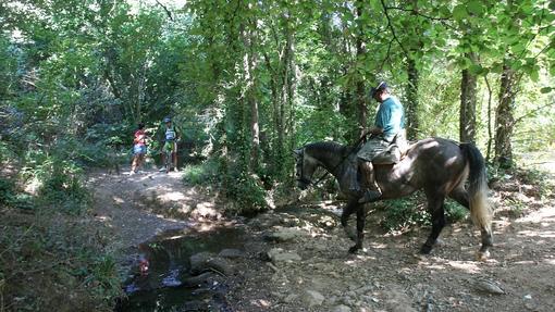 Senderista y un jinete en los Baños de Popea