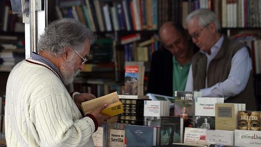 Varios visitantes en la Feria del Libro Antiguo y de Ocasión