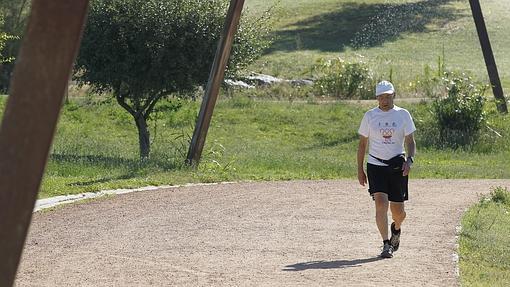 Un hombre paseando por un parque de la capital