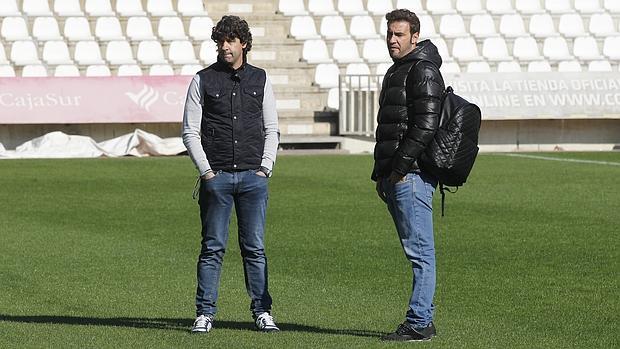 Emilio Vega, (izquierda), director deportivo del Córdoba, en un entrenamiento