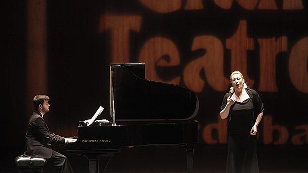 Saioa Hernández cantó acompañada por Diego Rivera al piano