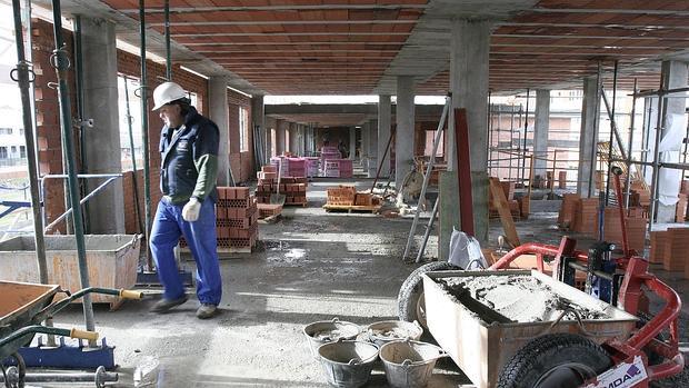 Un operario trabaja en una planta de obras de un bloque de pisos