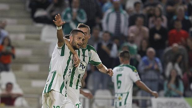 Florin Andone celebra uno de los goles de esta temporada con el Córdoba CF