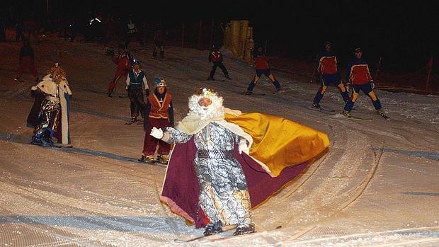 Los Reyues Magos descienden por las pistas de Sierra Nevada