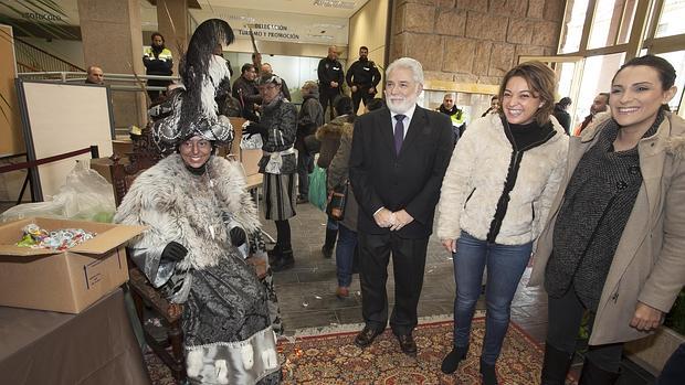 La alcaldesa, hoy con los Reyes Magos que acudieron al Ayuntamiento