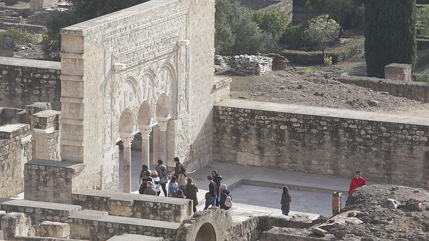 Visitantes en el conjunto de Medina Azahara