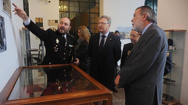 El subdelegado de Gobierno, José Primo Jurado, junto a Salvador Blanco y el comisario Leoncio Lorente ppR