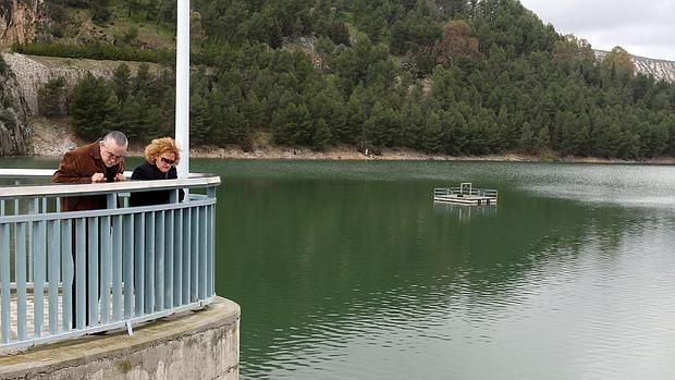 Una pareja contempla el agua del pantano de Iznájar