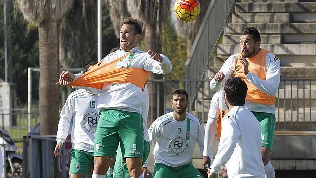 Cisma (número 3) contempla a Xisco tratando de llegar a un balón en un entrenamiento