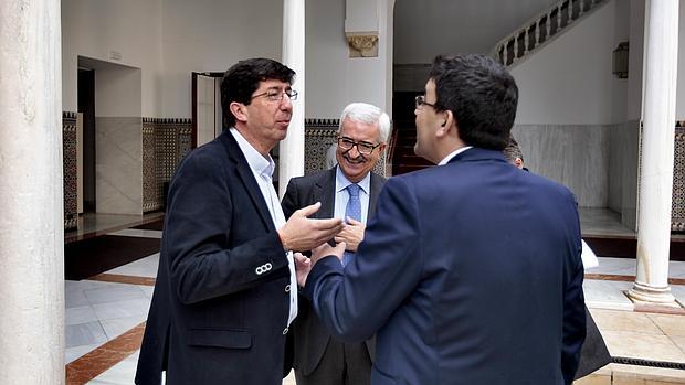 El líder de Ciudadanos, Juan Marín, conversa con JIménez Barrios y Mario Jiménez en el Parlamento