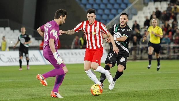 Florin presiona al excordobesista Ximo y a Casto, esta noche, en Almería