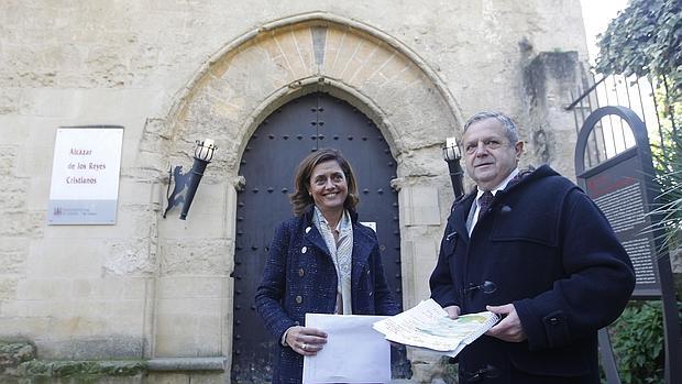 Los ediles del PP Elena Martínez-Sagrera y Salvador Fuentes, este lunes en el Alcázar