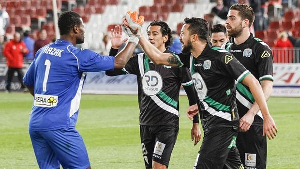 Los jugadores del Córdoba celebran la victoria en Almería