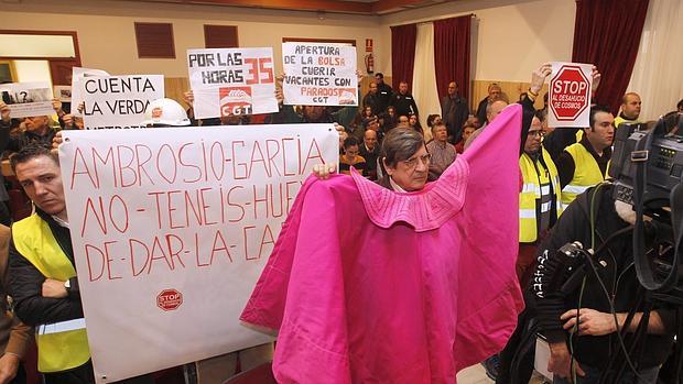 Aficionados a los toros protestan con un capote por la medida del Ayuntamiento