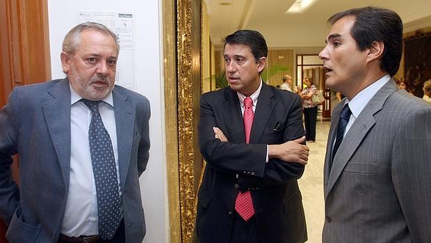 Ocana junto a Rafael Blanco y José Antonio Nieto (PP) en 2010