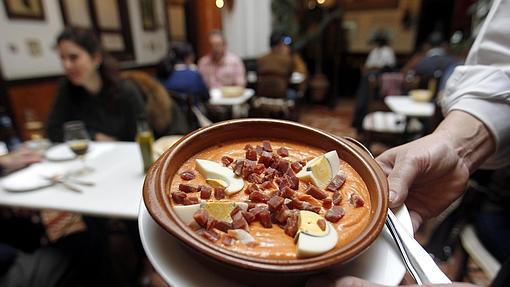 Un gran plato de salmorejo de Casa Salinas