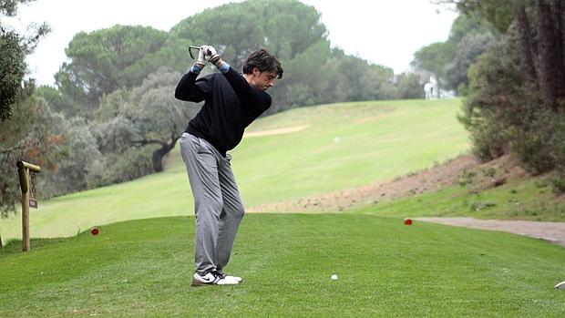 Un golfista realiza un golpe en el Club de Campo de Córdoba