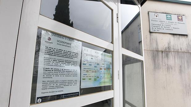 Puerta cerrada de la piscina cubierta en el Campus de Rabanales de la UCO