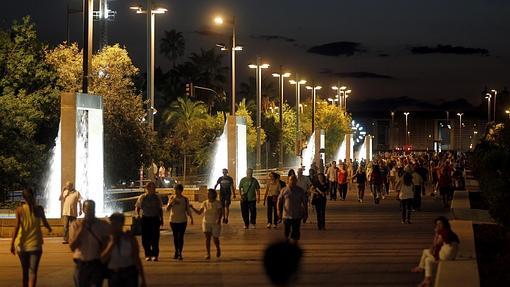 Imagen del Vial Norte, muy concurrido en las nochesde verano