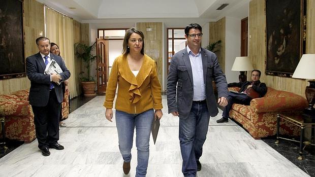 Isabel Ambrosio y Pedro García en los pasillos de Capitulares