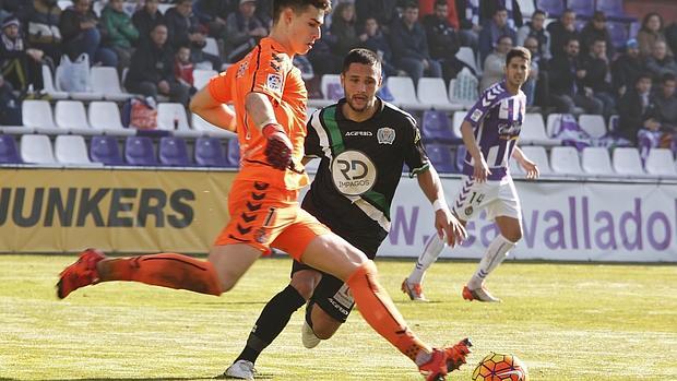 Florin Andone presiona a Kepa, esta mañana, en el José Zorrilla