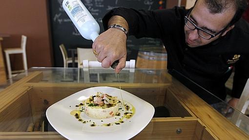 Últimos toques a la ensaladilla en Bistro Vinos Suiza