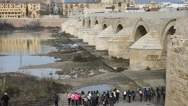 Escolares de paseo turístico junto a la pasarela fluvial más antigua de la ciudad