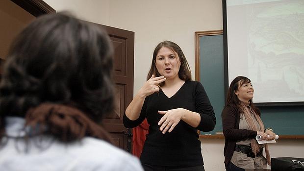 Intérprete de elguaje de signo durante una clase