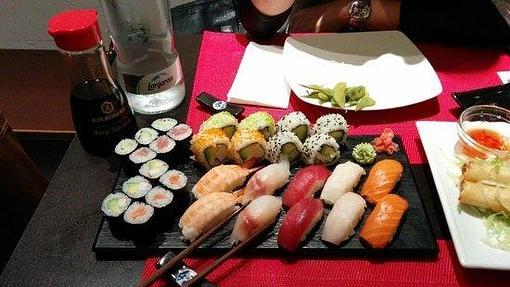 Bandeja se sushi del japonés