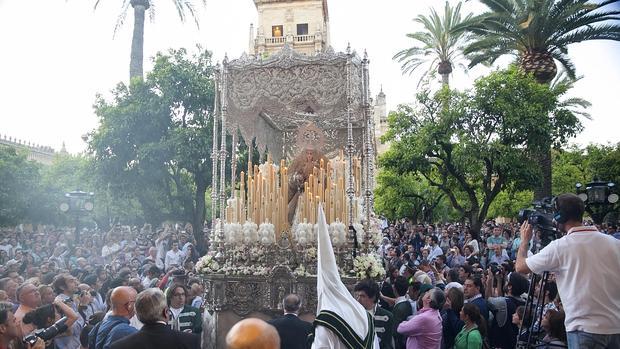 Virgen de la Paz y Esperanza en el Patio de los Naranjos