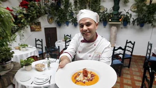 Un cocinero de Puerta de Sevilla muestra un salmorejo