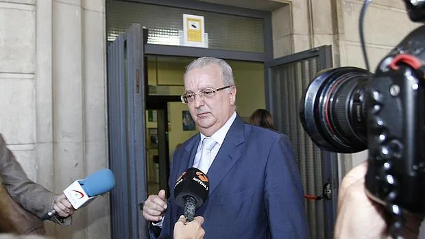 El exconsejero de Empleo de la Junta, Antonio Fernández, a la salida de los juzgados