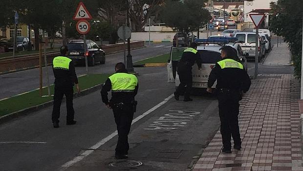 La Policia Local de Los Barrios arranca el coche patrulla empujándolo