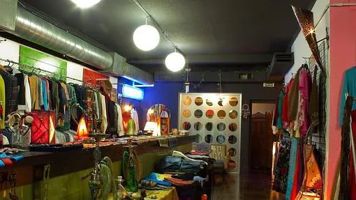 Interior de la tienda especializada en la temática de los años 60