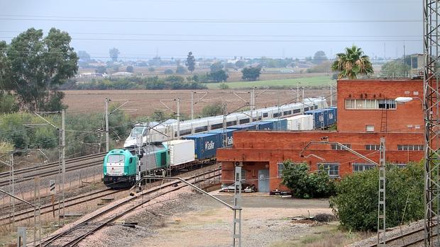 Trenes a su paso por la estación de El Higuerón