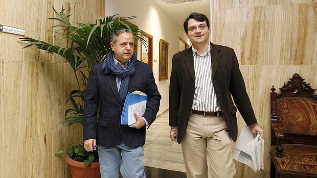 Salvador Fuentes y José María Bellido, en el Ayuntamiento antes de una comparecencia