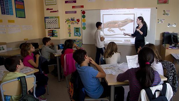 Una profesora con niños durante una clase